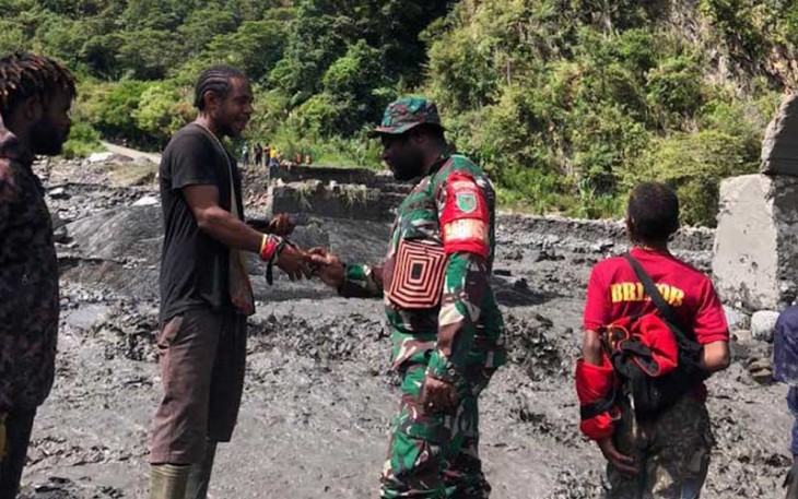 Babinsa Posramil Tingginambut saat berada dilokasi jembatan putus akibat curah hujan yang tinggi bertempat di Kp. Lumbuk Distrik Tingginambut, Kabupaten Puncak Jaya, Jumat (2/2/2024).