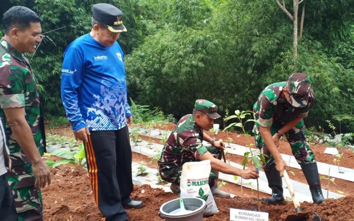 Kodim 0505/JT Tanam Pohon Buah dan Cabai