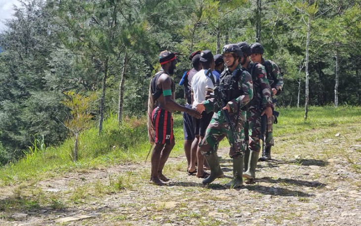 Menyapa Dengan Senyum Tanpa Perbedaan Ala Satgas 300 Siliwangi di Papua