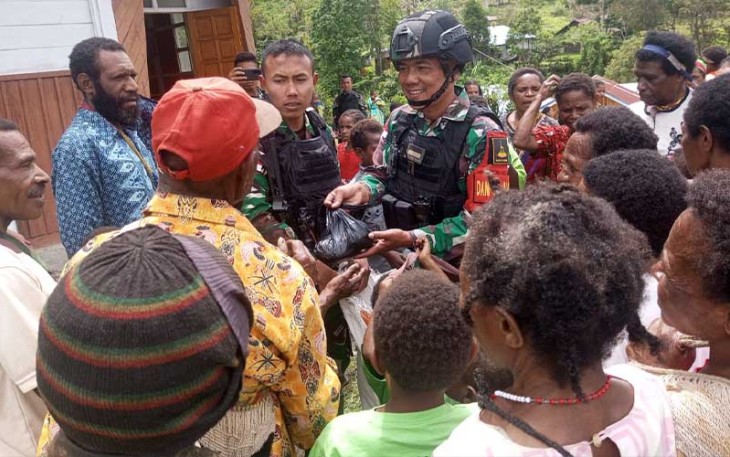 Satgas Yonif 310/KK saat Bagikan Paket Sembako Usai Ibadah Bersama di Kampung Abmisibil, Distrik Okbibab, Kabupaten Pegunungam Bintang, Minggu (11/2/2024).