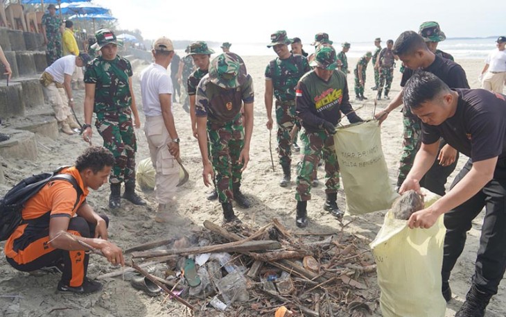 Karya Bakti TNI Bersihkan sampah disepanjang Pantai Panjang Bengkulu.