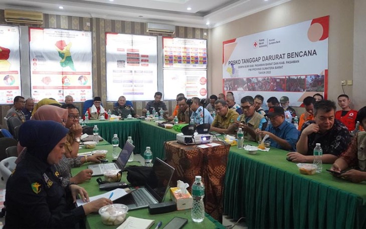 Danrem 032/ Wirabraja Brigjen TNI Rayen Obersyl saat diskusi terbuka menyigi kesiapan Sumbar menghadapi Erupsi Gunung Marapi yang dilaksanakan di gedung PMI Sumbar. 