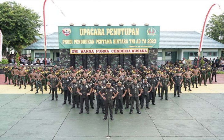 Pangdam IX/Udayana Mayjen TNI Harfendi, S.I.P., M.Sc., saat memimpin upacara Penutupan Program Studi Pendidikan Pertama Bintara TNI Angkatan Darat TA 2023 di Lapangan Wira Yudha Bhakti Rindam IX/Udayana, Kecamatan Kediri, Kabupaten Tabanan, Senin (29/1/2024).