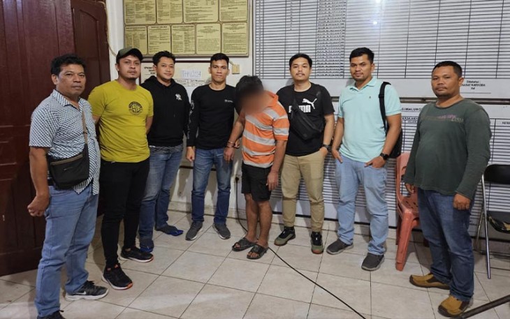Terduga pelaku (diborgol) saat diamankan.