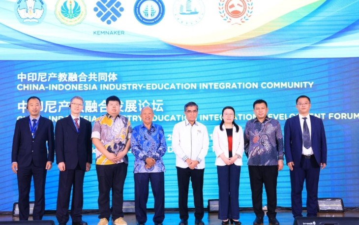 Menaker Yassierli foto bersama launching komunitas industri pendidikan Indonesia Tiongkok di UNJ, Jakarta, Rabu (18/12)