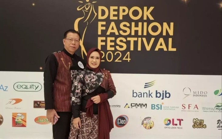 Kepala Dinas Komunikasi dan Informatika Kota Depok, Manto dan istri berpartisipasi pada acara Depok Fashion Festival yang digelar di Mal The Park Sawangan, Minggu (03/12/24).