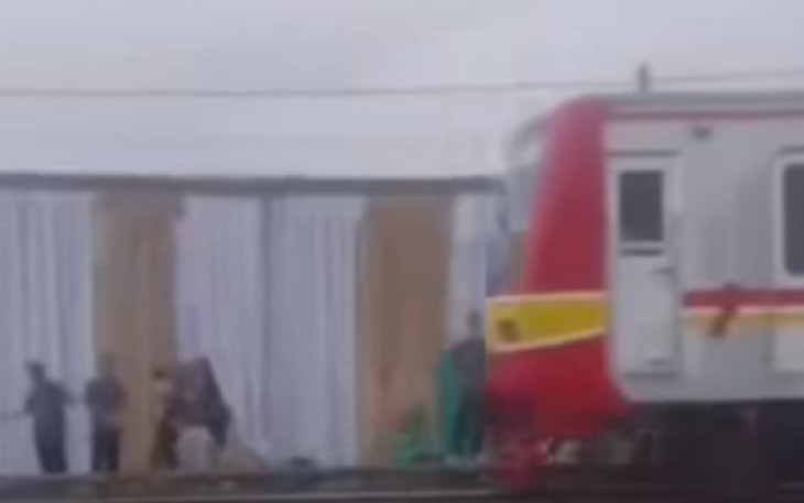 Cuplikan Video hajatan warga di pinggir rel kereta api di kawasan stasiun Tanjung Priok 
