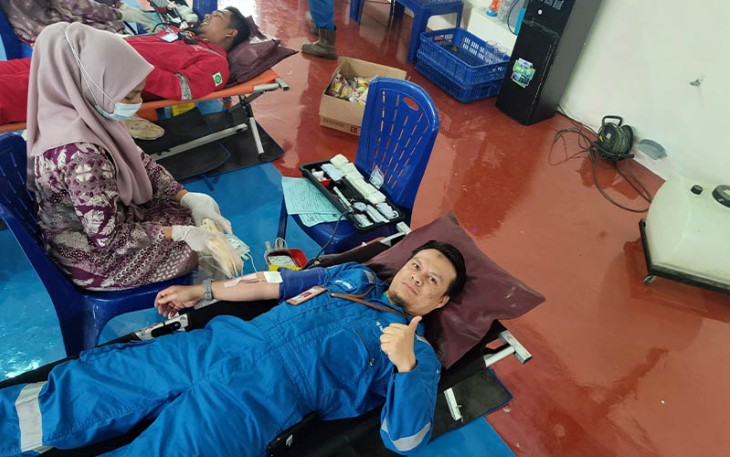 Pekerja Medco E&P saat Lakukan Donor Darah
