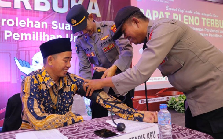 Polres Sintang saat Cek Kesehatan Petugas di Rapat Pleno