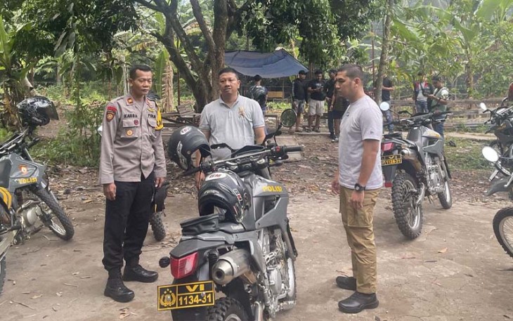 Kapolres Sintang saat Pimpin Penggerebekan Lokasi Judi Sabung Ayam di Tiga Lokasi