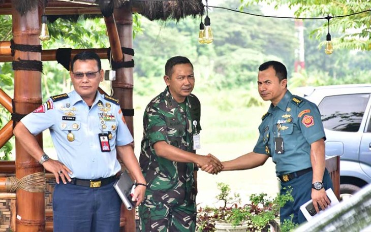 Komandan Wing Udara 2 saat Dampingi Itjen Kemhan Tinjau Skuadron Udara 100