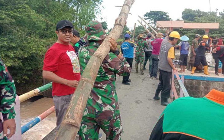 Anggota Kodim Ponorogo Bersihkan Dam Sungai Bersama Masyarakat