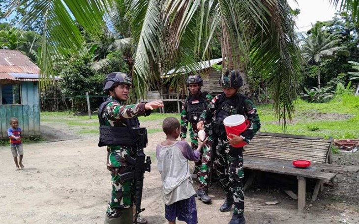 Satgas Yonif 310/KK Bagikan Susu Untuk Anak-Anak Papua