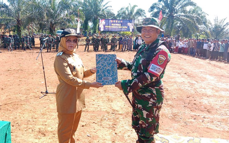 Wakil Bupati Mukomuko Hj Wasri dan Dansatgas 0428/MM Letkol Inf Andri Suratman