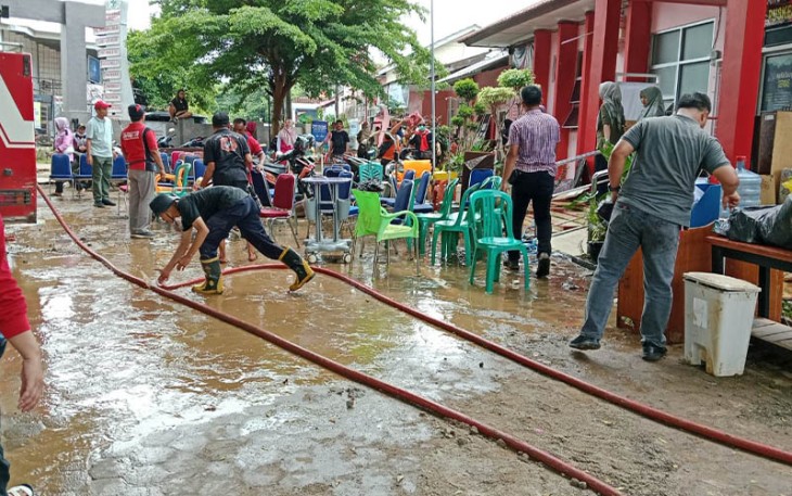Tim gabungan melaksanakan pembersihan saluran air, (25/2). Sumber foto/video: BPBD Kab. Lampung Selatan