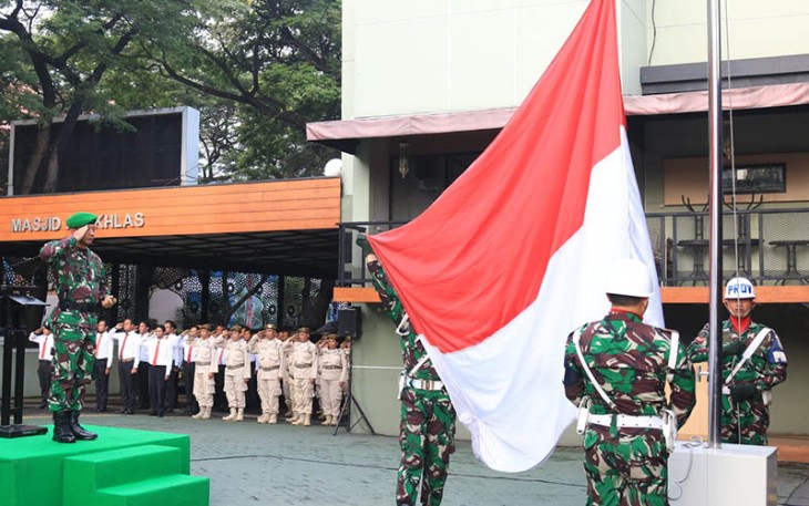 Danrem 052/Wkr saat pimpin Upacara 17 an