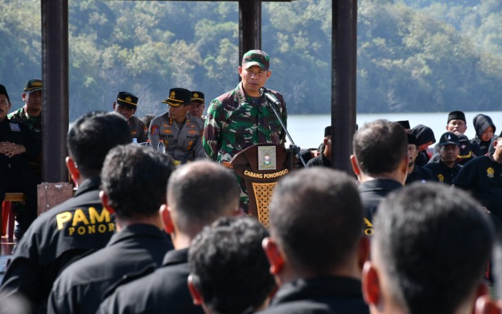 Komandan Kodim 0802/Ponorogo Letkol Inf Dwi Soerjono mengimbau kepada seluruh elemen masyarakat Kabupaten Ponorogo untuk bersama sama menjaga suasana yang aman dan kondusif di wilayah Kabupaten Ponorogo, Minggu (15/06/2025)