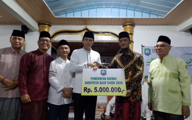 Bupati dan Wabup Kaur saat safari ramadan di Kecamatan Sahung