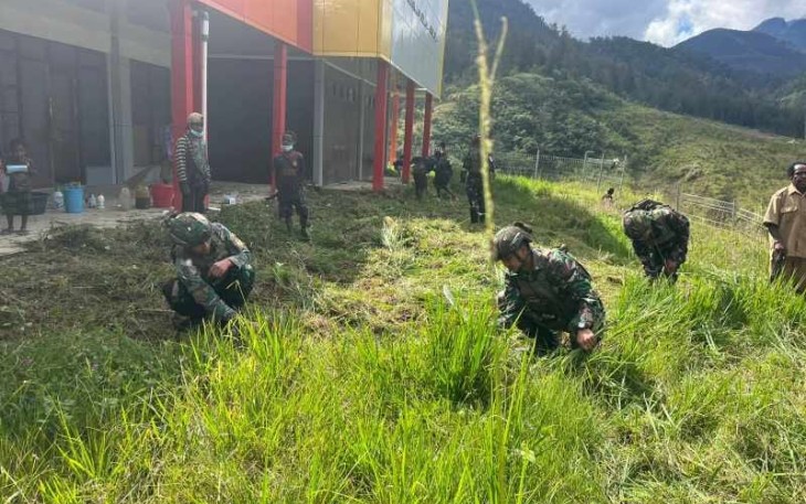 Prajurit TNI dan Warga Bergotong Royong Bersihkan Puskesmas Mayuberi di Tengah Pegunungan Papua