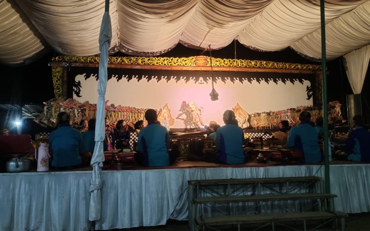 Kanit Binmas Polsek Belitang III Ipda Yatemo beserta Anggota telah hadir dan melaksanakan pengamanan kegiatan bersih Desa Sumber Jaya, Kecamatan Belitang Jaya, Kabupaten Oku Timur dengan pertunukkan pagelaran kesenian Wayang Kulit Semalam suntuk, Minggu (06/07/2025)