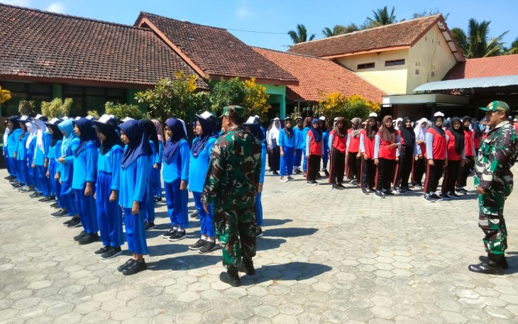 Anggota Kodim 0802/Ponorogo Latih Baris Berbaris