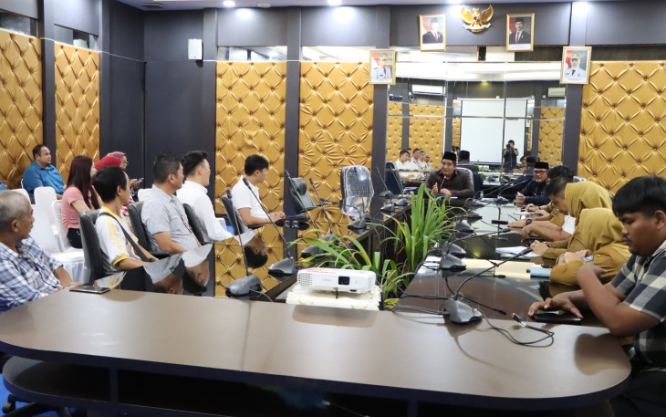 Bupati Bintan Roby Kurniawan memimpin langsung rapat pembahasan tata kelola distribusi dan penjualan ayam potong di Kabupaten Bintan, Selasa (24/06)