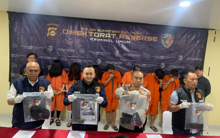 Konferensi pers, Ditreskrimum Polda Sumsel menunjukan tersangka dan barang bukti kepada awak media.