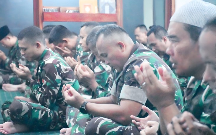 Prajurit Korem 081/DSJ menggelar doa bersama di Masjid Jenderal Sudirman, Makorem 081/DSJ, Jalan Pahlawan No. 50, Kota Madiun, Minggu (31/8/2025)