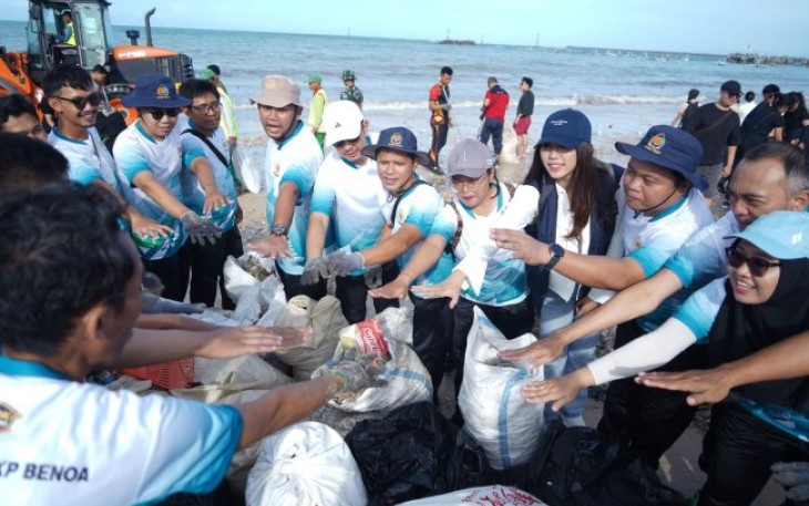 Pembersihan sampah di pantai Kedonganan, Bali, Minggu (19/1)