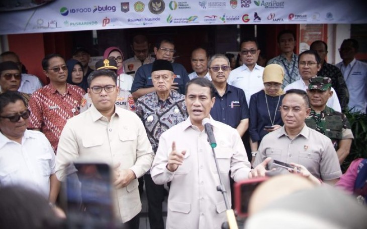 Mentan RI Andi Amran Sulaiman memberikan keterangan pers usai pantau operasi pasar di Kantor Pos Kota Magelang, Selasa (25/2)
