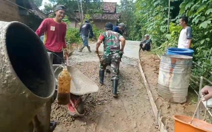 Babinsa Koramil 0801/03 Arjosari saat Gotong Royong Rabat Jalan