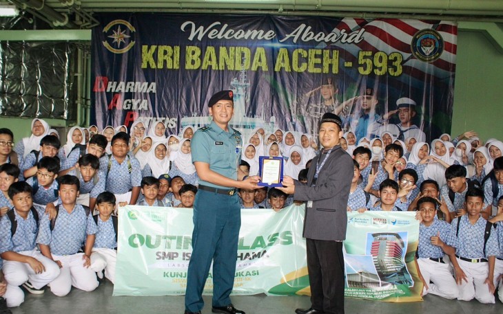 Sebanyak 120 pelajar dari SMP Islam Ruhama Labschool of UHAMKA mengikuti kegiatan warship tour di KRI Banda Aceh-593 yang tengah sandar di Dermaga Markas Komando Lintas Laut Militer (Kolinlamil), Tanjung Priok, Jakarta Utara, Rabu (13/8)