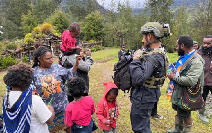 Ketika TNI Membagikan Gitar dan Cinta di Tengah Kabut Ilaga