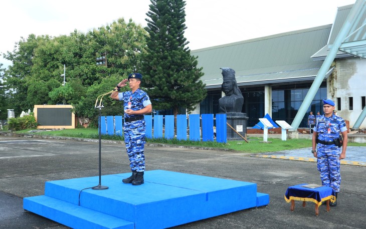 Danlanud Sultan Hasanuddin Marsma TNI Bonang Bayuaji G, S.E., M.M., CHRMP., saat memimpin apel khusus tahun baru 2025,  yang diikuti seluruh personel mulai Kepala Dinas, Kepala Satuan Kerja dan para Perwira, Bintara, Tamtama serta  Pegawai Negeri Sipil (PNS) Lanud Sultan Hasanuddin, bertempat di Apron Galaktika Lanud Sultan Hasanuddin, Makassar, Kamis (2/1/2025).