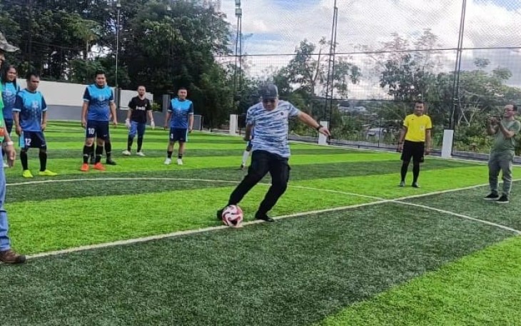 Wakil Walikota Bitung, Randito Maringka dengan di dampingi Kajari Bitung, Yadyn, S.H.,M.H saat melakukan tendangan peresmian dimulainya pertandingan jurnalis cup 1
