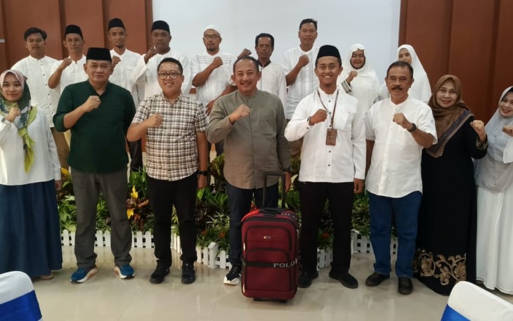 Acara seremonial pelepasan karyawan PUDAM Tirta Lawu peserta umrah, di Aula Workshop PUDAM Tirta Lawu, pada Kamis (20/6/2025).