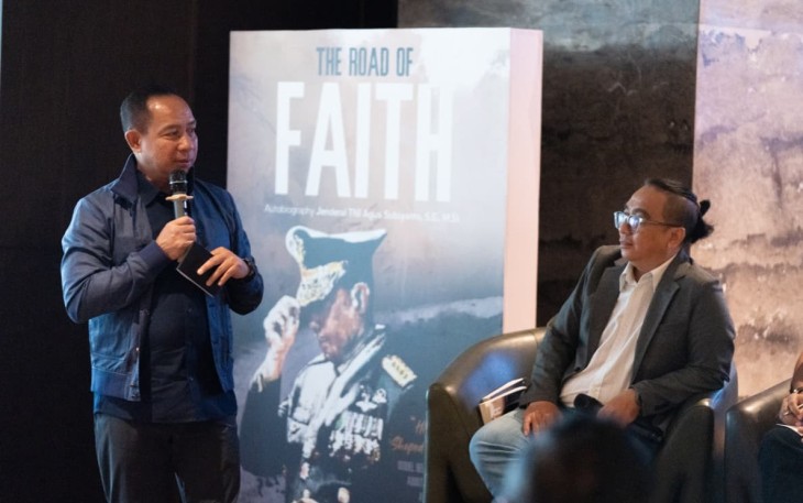 Panglima TNI Jenderal TNI Agus Subiyanto saat menghadiri acara bedah buku berjudul “The Road of Faith”, di Kyro Jakarta, Pacific Place Mall, Senayan, Jakarta Selatan, Minggu (2/11/2025).