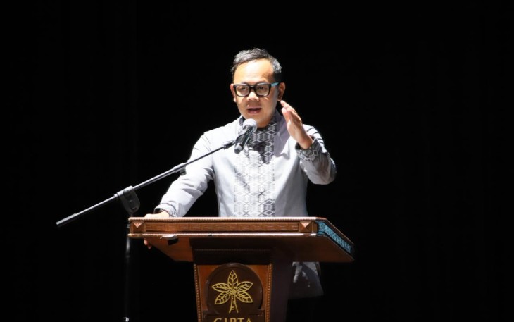 Wamendagri Bima Arya Sugiarto saat menyampaikan keynote speech pada acara Pijar Foundation bertema Muda30 Award di Teater Jakarta, Taman Ismail Marzuki, Jakarta, Senin (3/11/2025) malam.