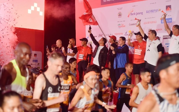 Menpora Erick saat Lepas Ribuan Pelari Bank Jateng Borobudur Marathon 2025