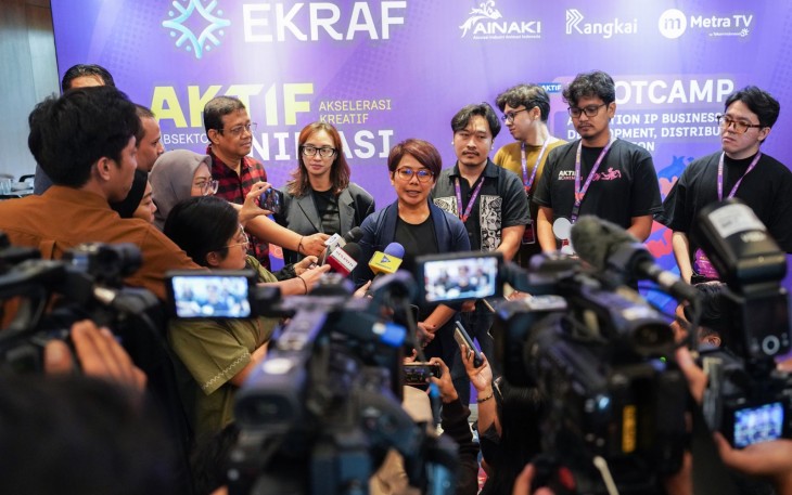 Deputi Bidang Kreativitas Media Kementerian Ekonomi Kreatif, Agustini Rahayu, memberi keterangan kepada rekan-rekan media usai menutup acara Bootcamp Akselerasi Kreatif (AKTIF) subsektor film dan animasi di Hotel Morrissey, Jakarta, Minggu (23/11/2025).