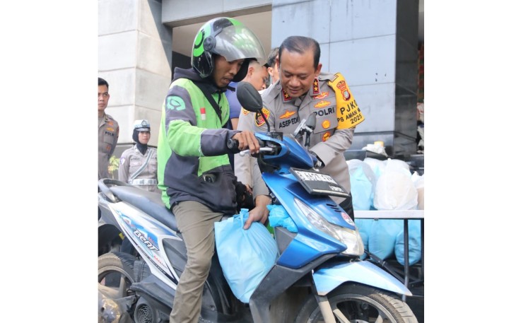 Polda Metro Jaya Bagikan Helm dan Sembako untuk Pengemudi Ojek Online