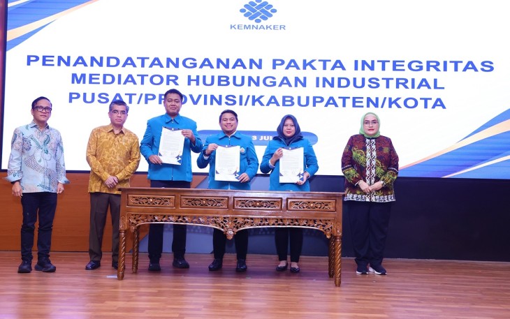 1072 Mediator Hubungan Industrial saat Teken Pakta Integritas