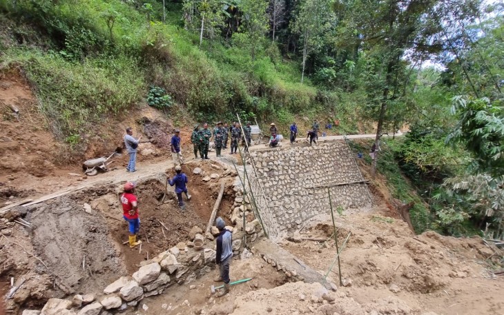 Menderap semangat kegotong-royongan, aku meninjau sasaran fisik TMMD (pembuatan talud) sekaligus memberi arahan satgas dan masyarakat untuk memperhatikan kualitas pembangunan.