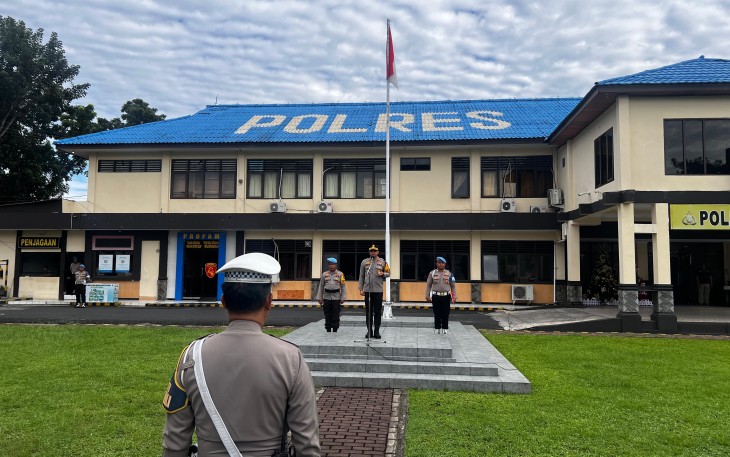 Foto kegiatan apel perdana yang di pimpin oleh Kapolres Bitung, AKBP Albert Zai, S.I.K.,M.H