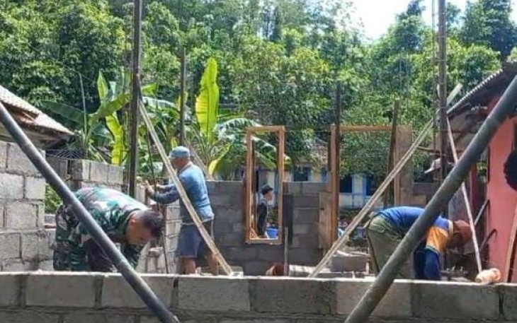 Babinsa Koramil 0801/12 Pringkuku saat Bantu Bangun Rumah Warga.