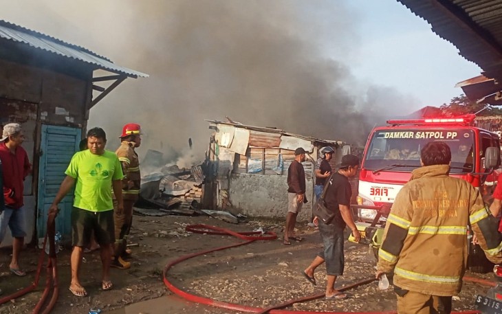 Puluhan petugas damkar dikerahkan untuk memadamkan api di Pasar Induk Cepu yang terbakar pada Minggu pagi.