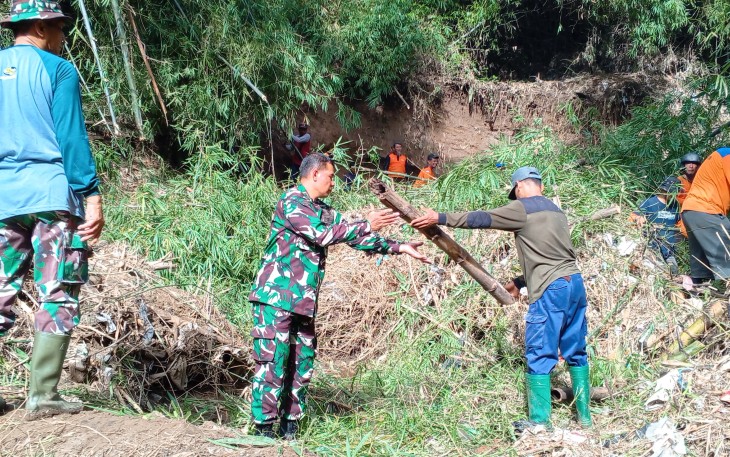 Dandim Ponorogo saat Pimpin Bersihkan Rumpun Bambu Nyangkut di Kolong Jembatan