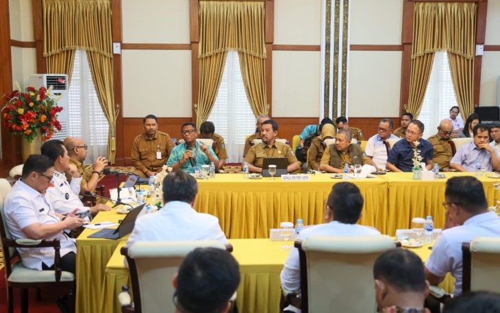 Gubernur Kepulauan Riau H. Ansar Ahmad saat memimpin rakor terkait relaksasi kebijakan visa di Gedung Daerah, Tanjungpinang, Selasa (07/01/2025).