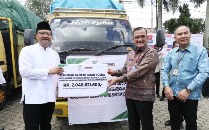 Mensos Saifullah Yusuf menyerahkan bantuan siaga bencana di Palembang, Kamis (27/2)
