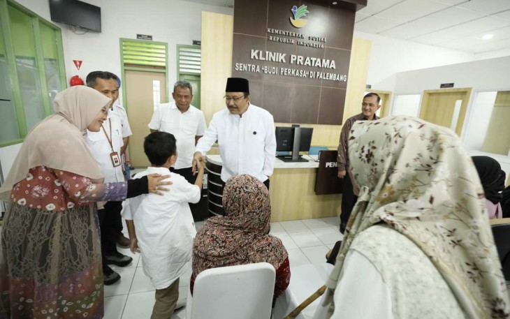 Mensos Saifullah Yusuf meninjau pelayanan masyarakat di Palembang, Kamis (27/2)